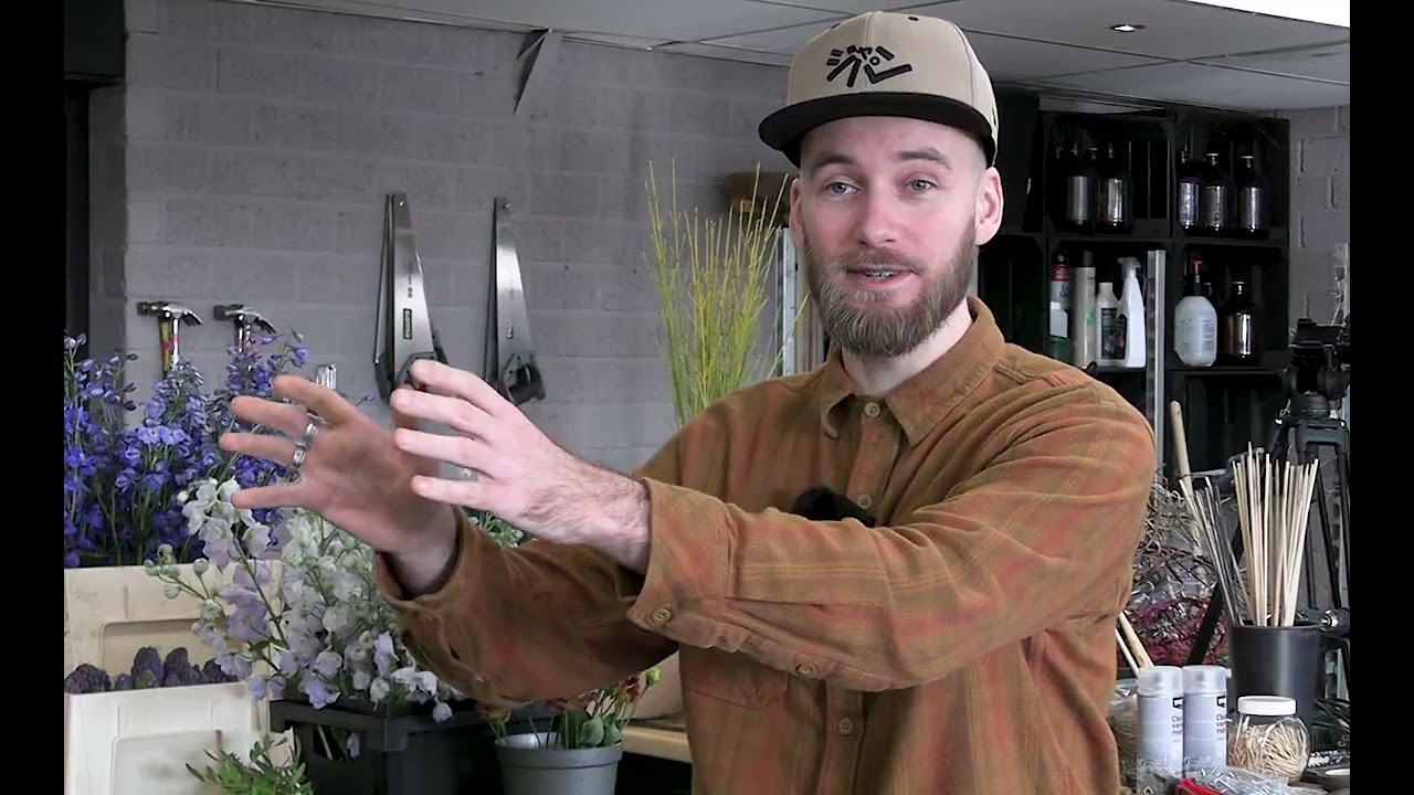 Mike Boerma uit Aalsmeer in actie tijdens NK Floral Art bij Plantion