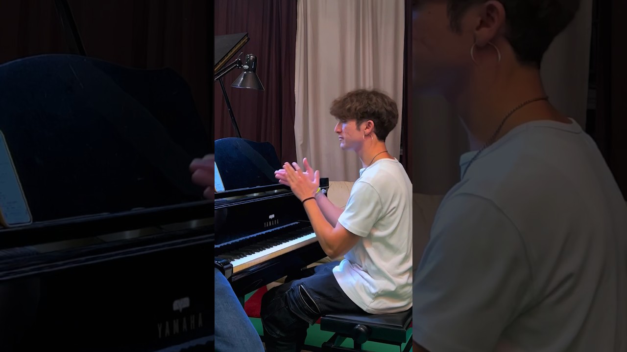 Ma che faceva col dito?🤔 #pianist #singer #whitneyhouston #iwillalwaysloveyou #viral #coversong