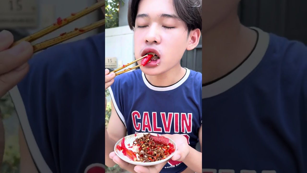 ⁠Chilly eating is yummy