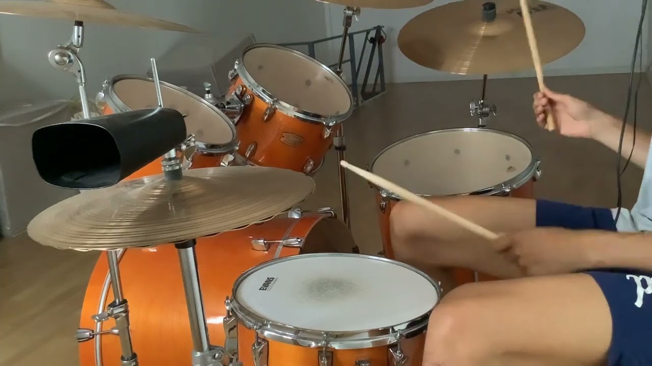La canción se llama Alive y esta guapa espero que les guste.