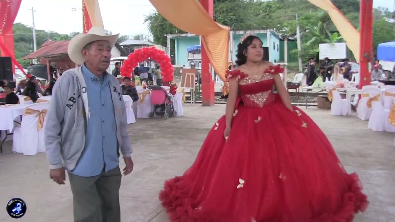 LA QUINCEAÑERA BAILANDO HUAPANGO CON SU ABUELO