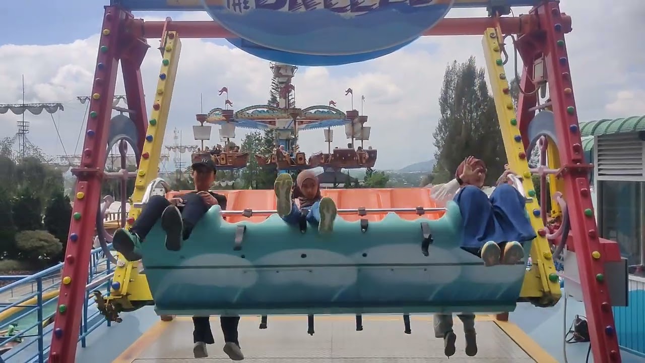 Alika main wahana breeze mikie funland Berastagi 