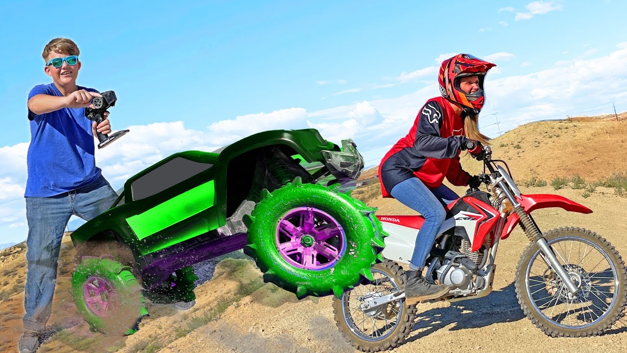RC Car VS Motorcycle JUMPS in the Desert! OFF ROAD HIGH SPEED RACE!