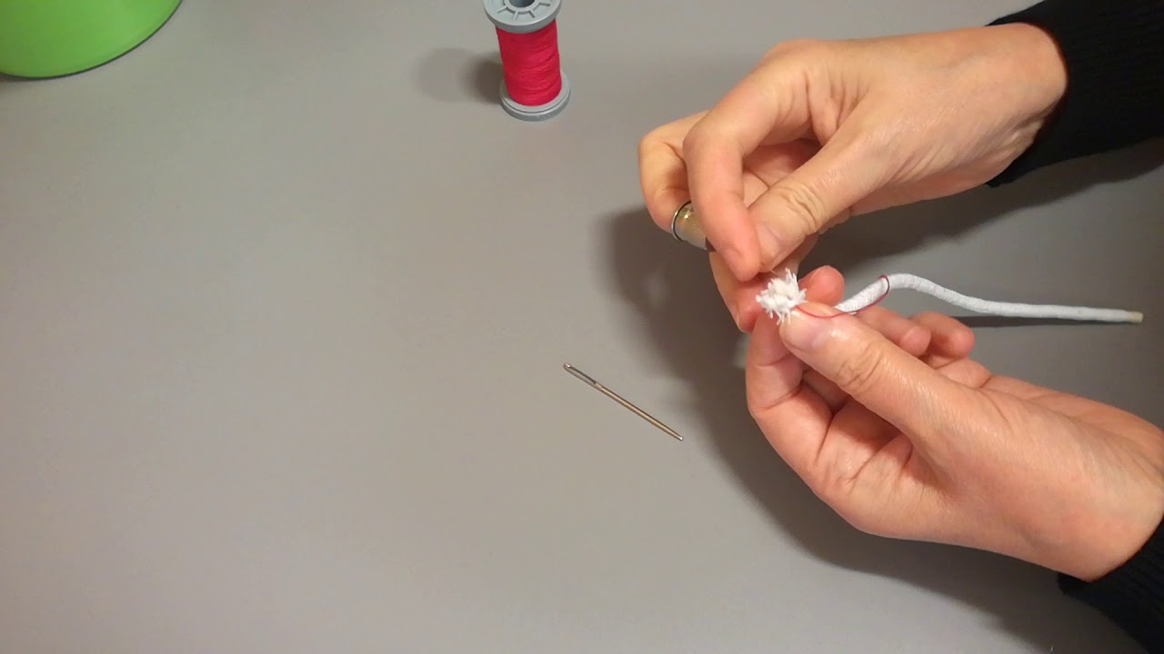 Sujetando el cordón para envarado corpiño