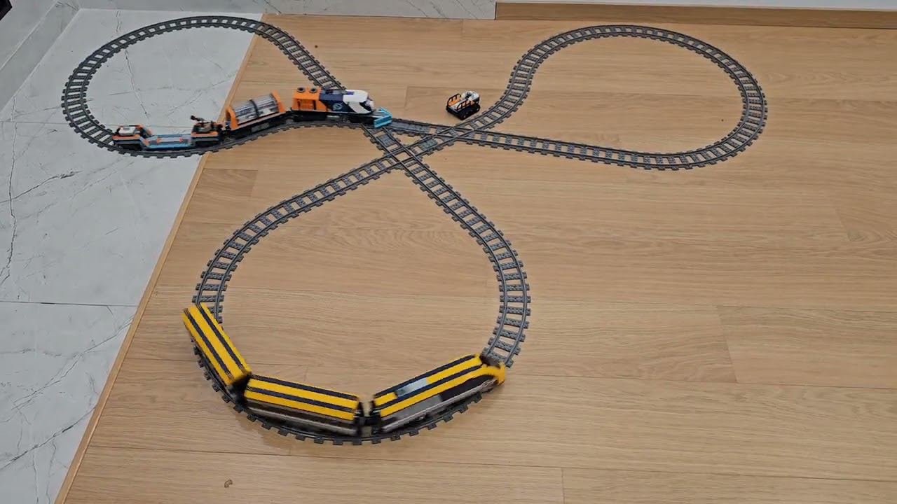Three-loop LEGO train layout ends in dramatic crash 🚆🎬💥