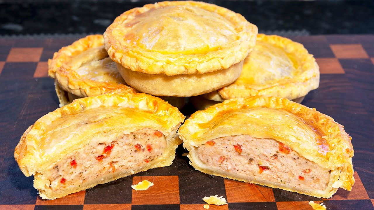 Пирог с колбасой, яйцом и помидорами. Быстро, просто, экономично и вкусно.