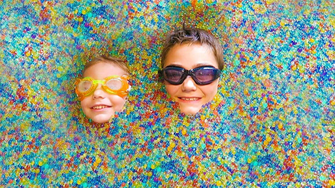 ORBEEZ CHALLENGE GÉANT ! Chasse aux Surprises dans 1 MILLION D’ORBEEZ :)
