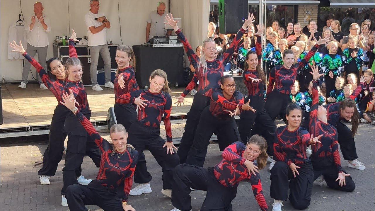 Optreden D&eacute;D&eacute; Dance Braderie Winkelcentrum Brouwhorst Helmond 2024