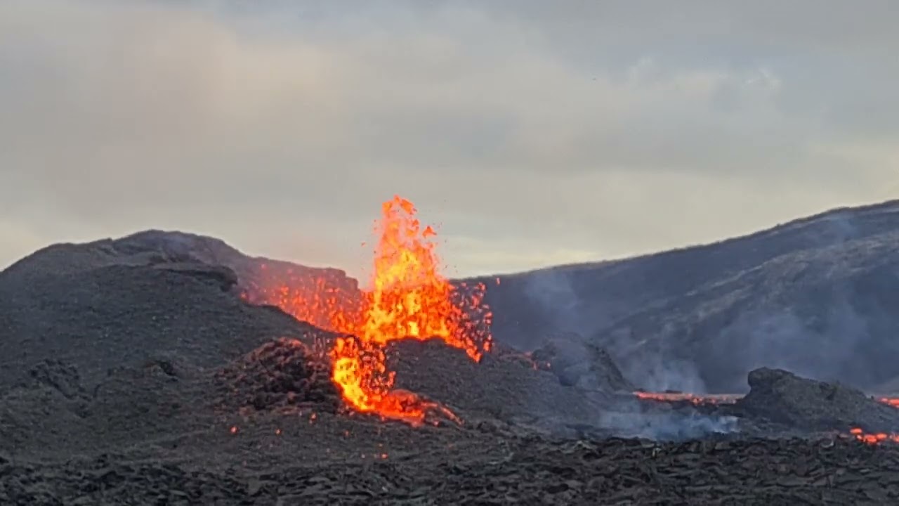 Volcano shape changing fast. Meradalir Report. 12.08.22