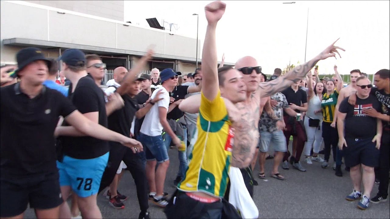ADOjournaal met spelersbus opwachten