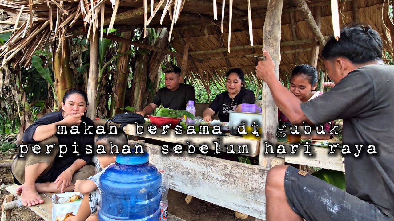 Makan bersama di gubuk depan warung perpisahan sebelum hari raya hidup di hutan