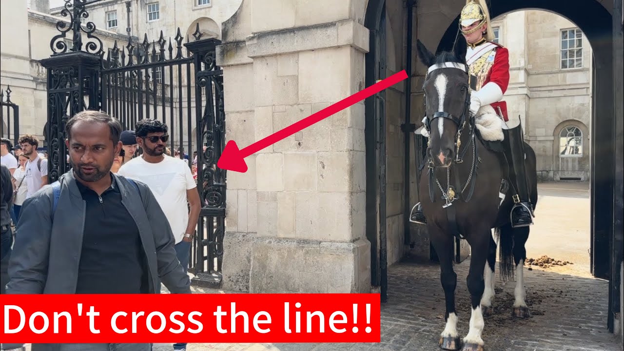 Royal Guard Enforces Rules – Tourists Told to Stay Back