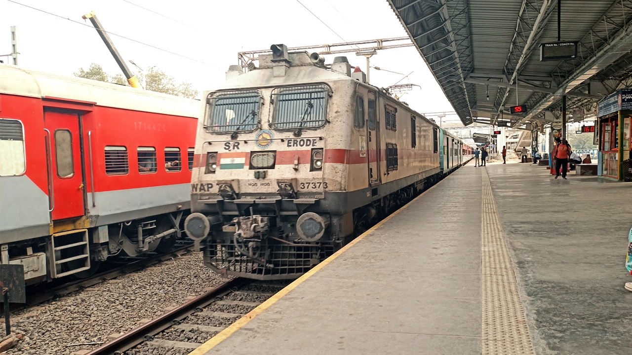 Ahilya Nagari Express Crossing Navjeevan Express With Announcements + Charminar Express OnBoard Dep