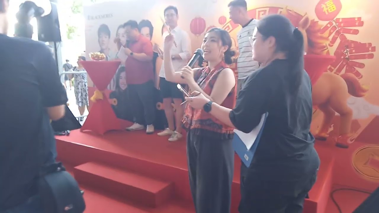 和 2 人玩筷子 Captain 958 與 Phua Jia Bao 和 Khrissa 
