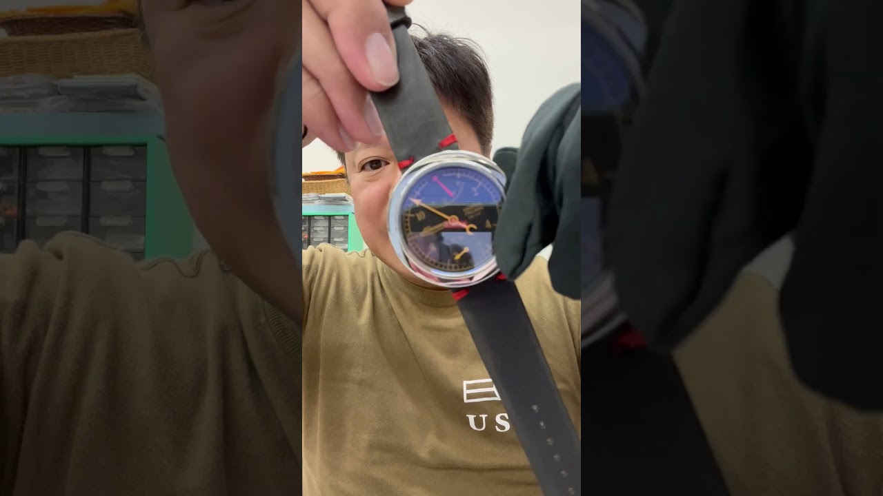 珍しい手巻きのレギュレーター時計の宣伝です。&yen;595,500-(税込)。ゴールド系のインデックスと赤い分針がオシャレ。お問合せは南雲時計店まで。