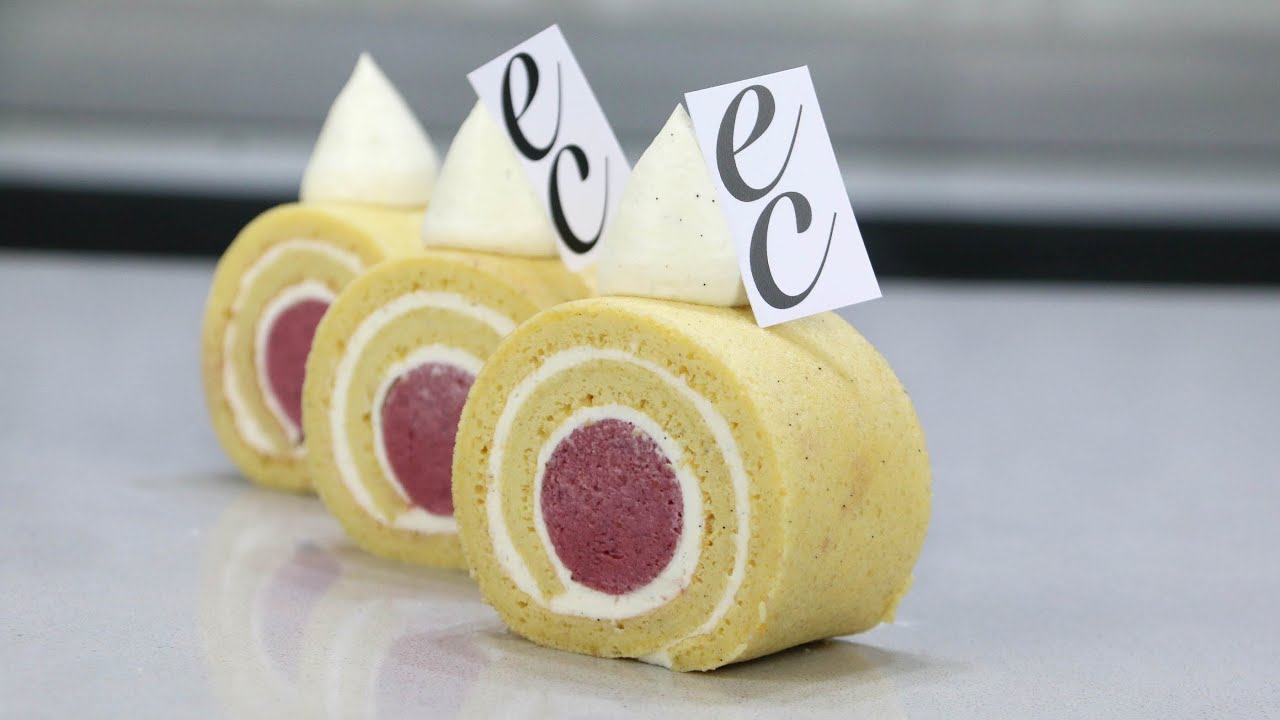Bizcocho enrollado de Frambuesa y Ganache de Vainilla / Raspberry and Vanilla Ganache Rolled Cake.