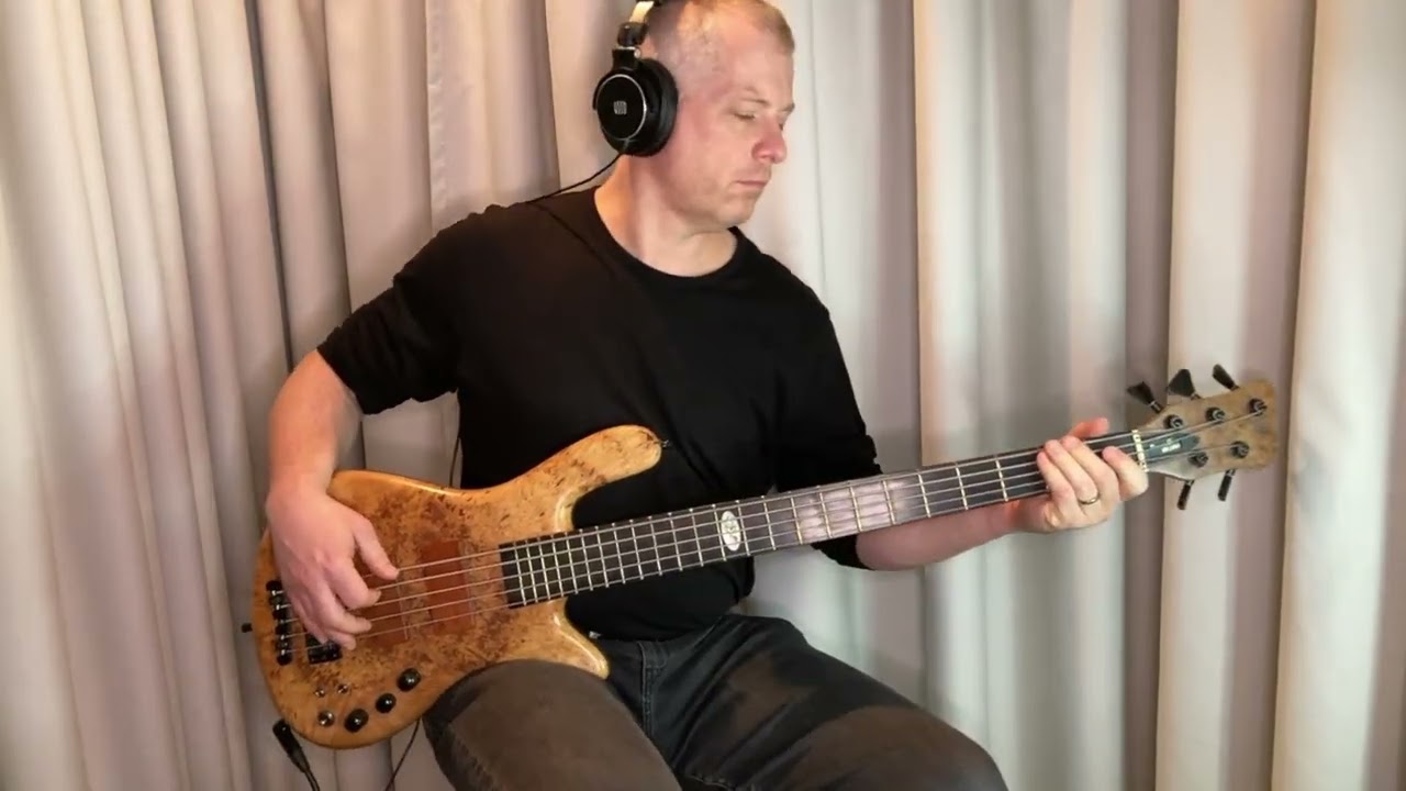 JIŘÍ KORN - Everybody Needs A Friend - Bass cover