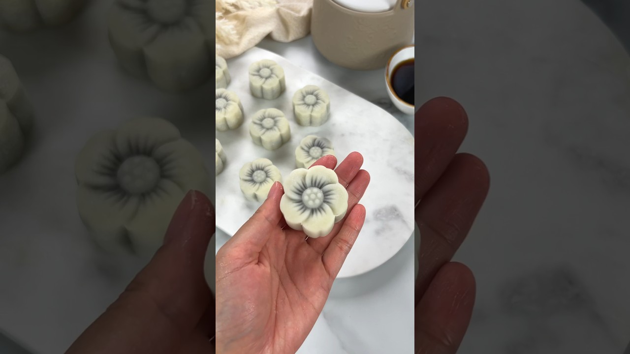 Snow Skin Mooncake with Chocolate Truffle Filling #mooncakes #midautumnfestival #snowskinmooncake
