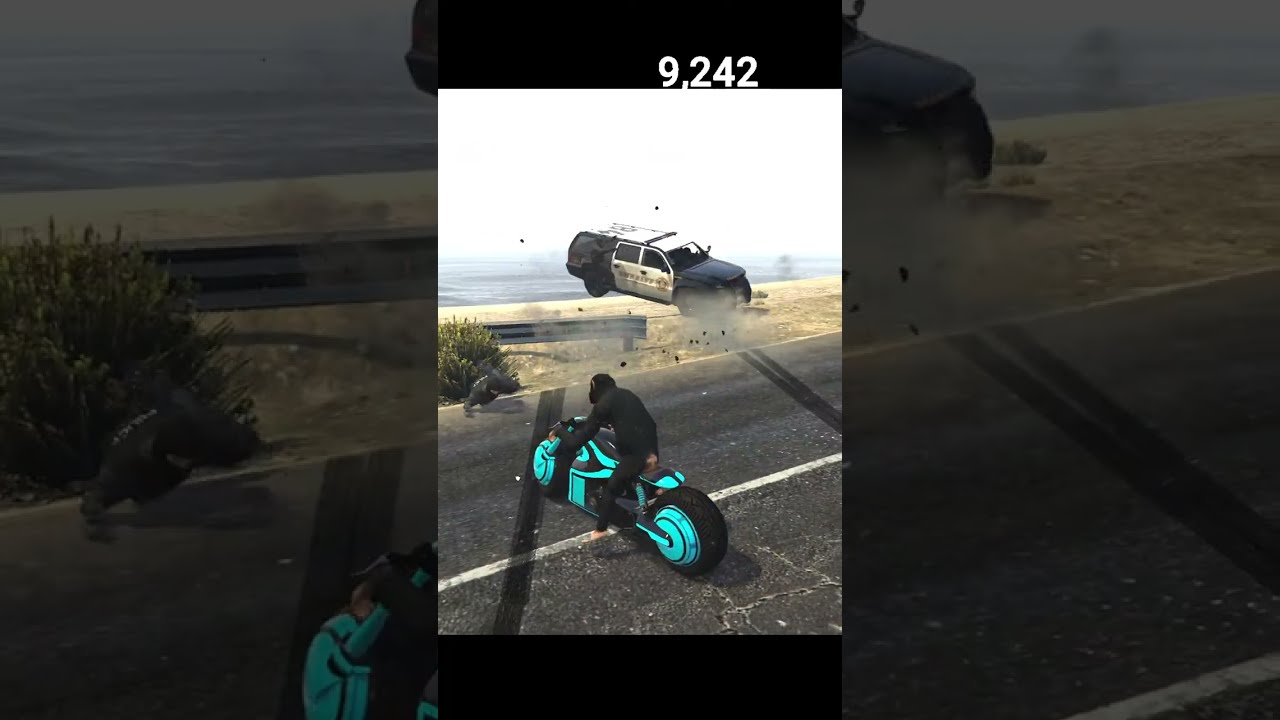 CHIMPANZEE TROLLING NPCS & COPS IN GTA V | TwoMFislive