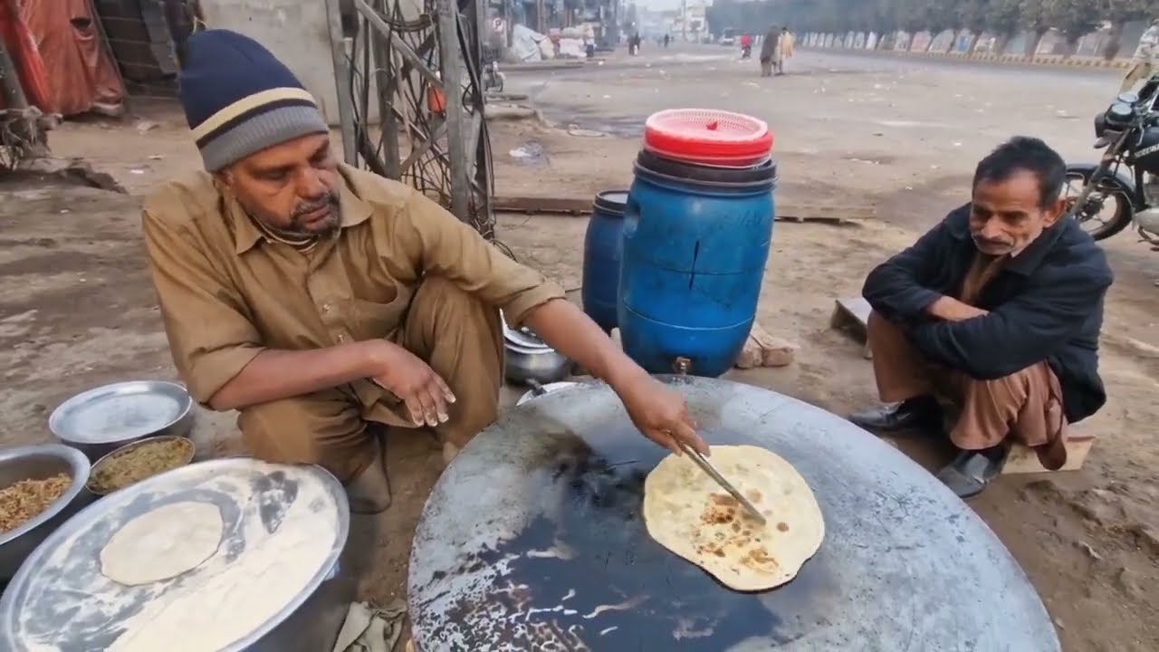 Aloo Saag Paratha Desi Nashta Lahore | Saag Paratha PakistanStreetFood