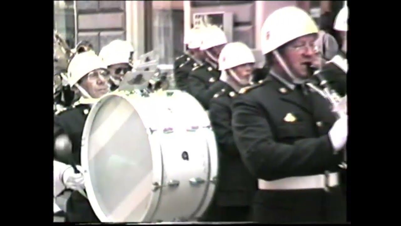 Hemvärnets Musikkår Gävle marscherar i Gävle inför högvakt 1988 06 11