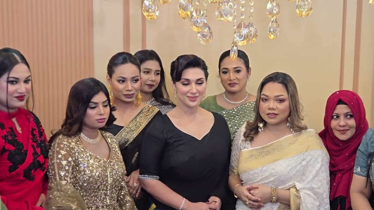 মিষ্টি করে হাসলেন ঢালিউড কুইন অপু বিশ্বাস! Apu Biswas New Video 2025 #apubiswas 