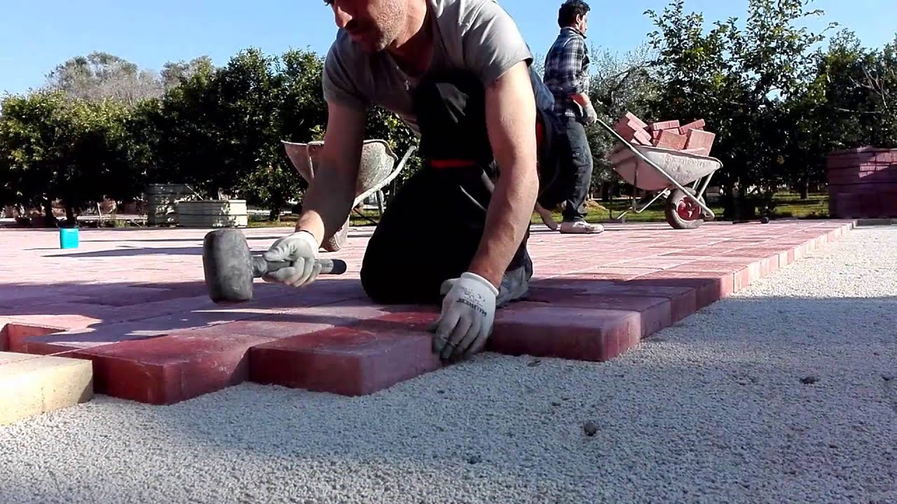 PLM pavimenti in masselli autobloccanti in cemento colorato con posa di bordura aiuola(LECCE)MAGLIE.