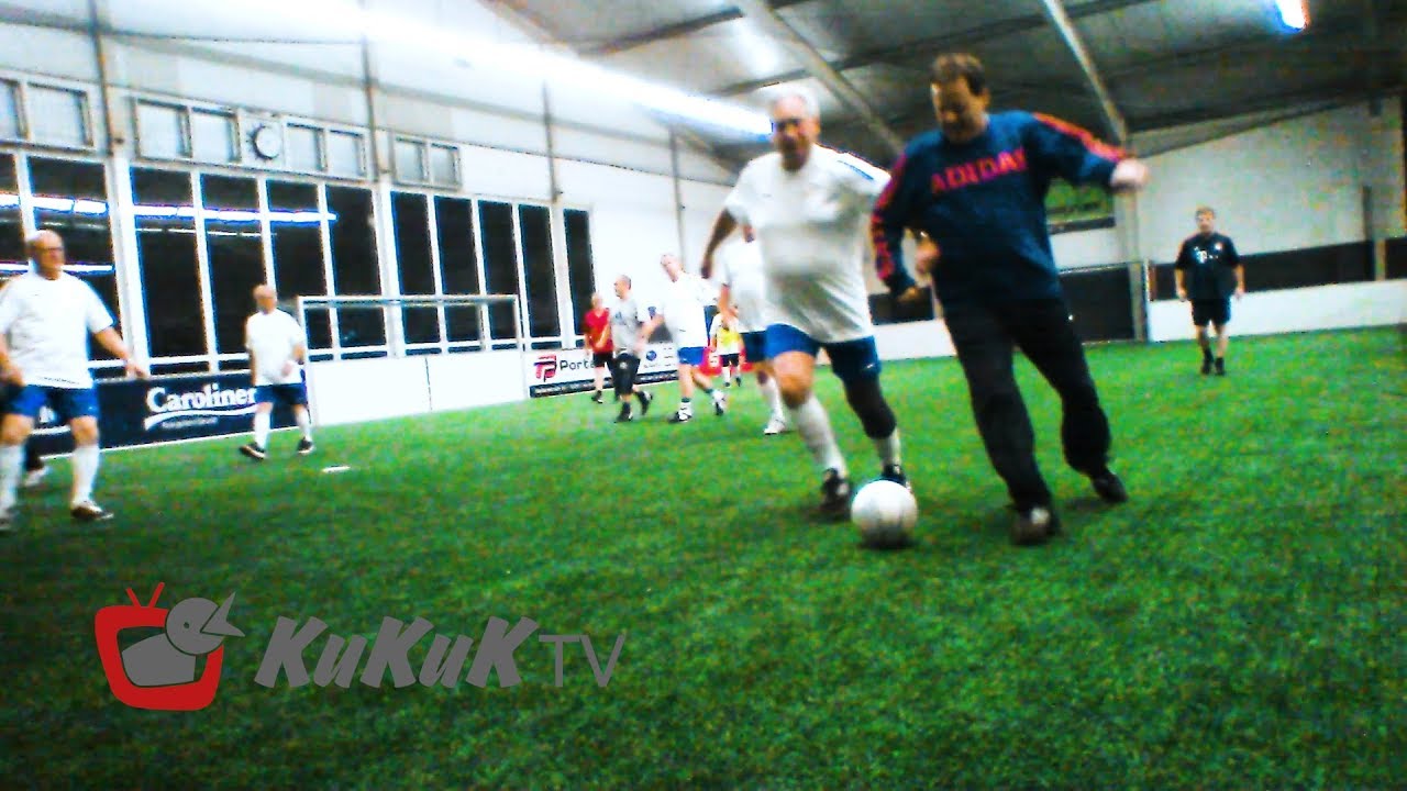 Senioren spielen Gehfußball – für ältere Menschen mit und ohne Handicap