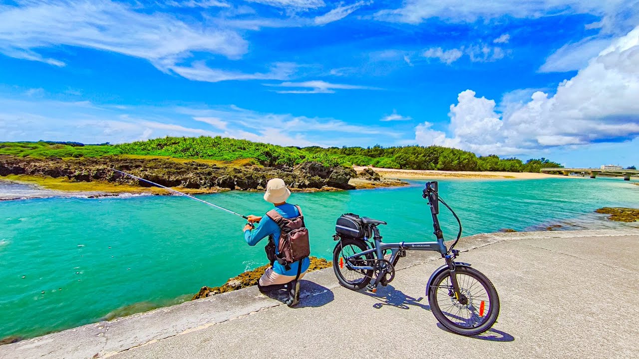 Viagem de pesca de bicicleta relaxada com uma captura surpresa