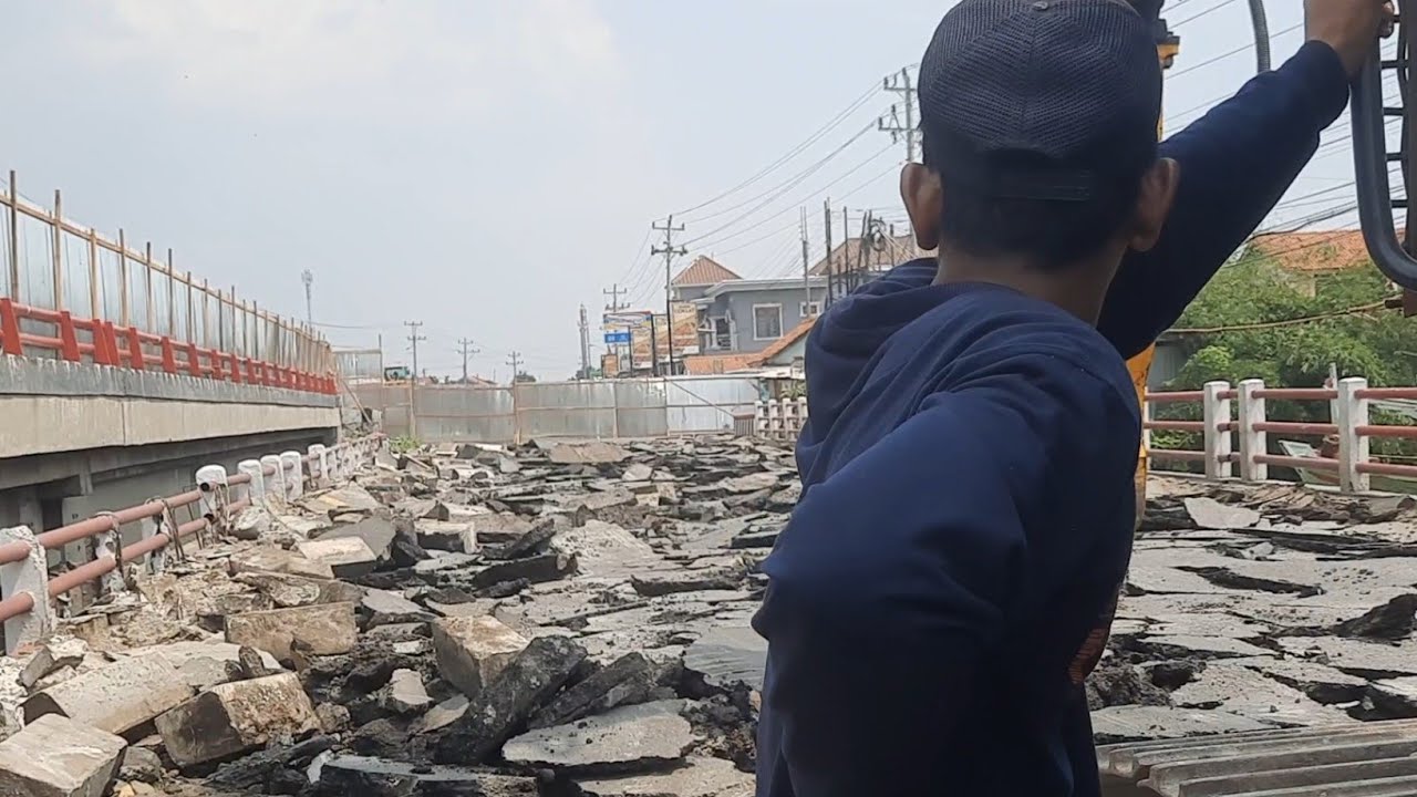 Seperti habis Di  Rudal , Aspal Jembatan Kluwut Berkeping