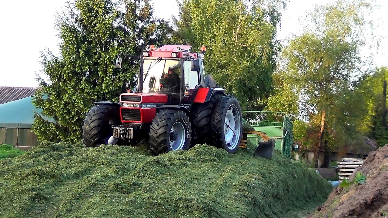 Gras inkuilen met Case International 1056XL en New Holland T7.270 met Rapide 6600