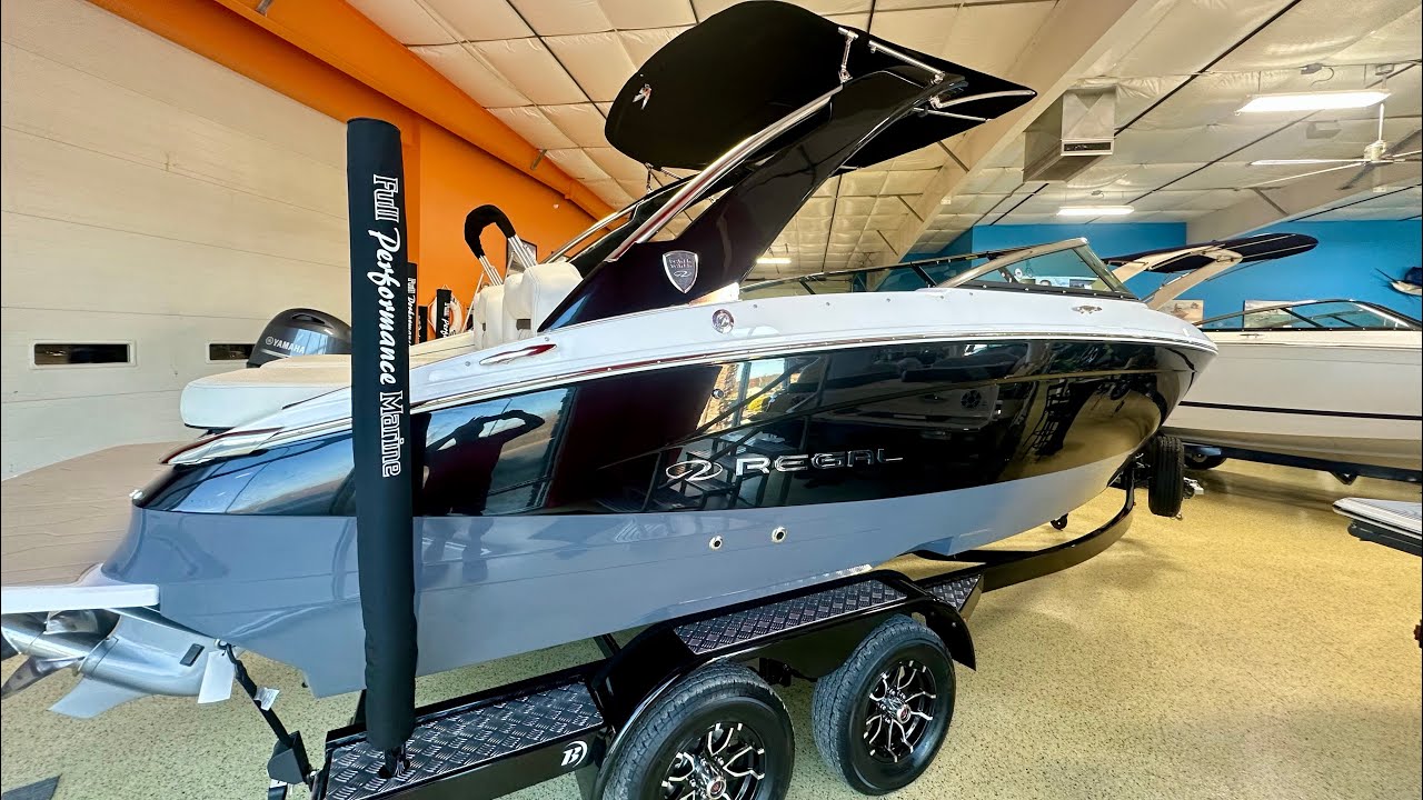 Regal LS4 Bowrider 2026 года в черном и графитовом цветах с обивкой River Rock @RegalMarine #rays...