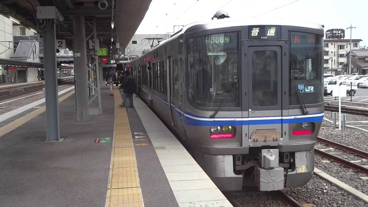 長浜駅に到着する521系(1次車E03編成)、鳴り止まない接近ベル