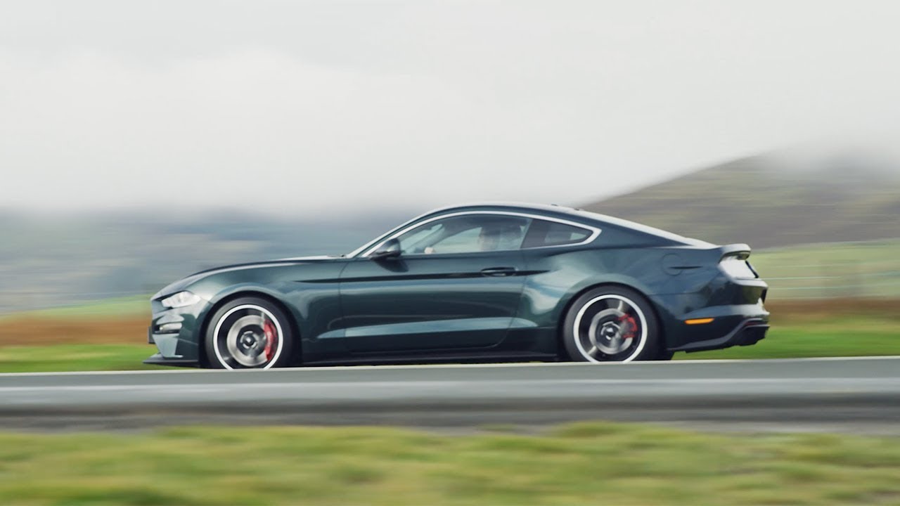 Ford Mustang BULLITT ревет на горной дороге Маунтин роуд на острове Мэн