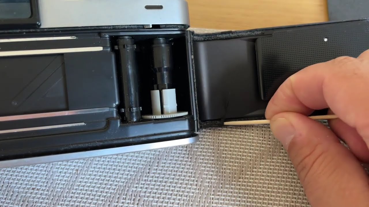 Minolta XD11. Changing light seals and cleaning viewfinder mirror