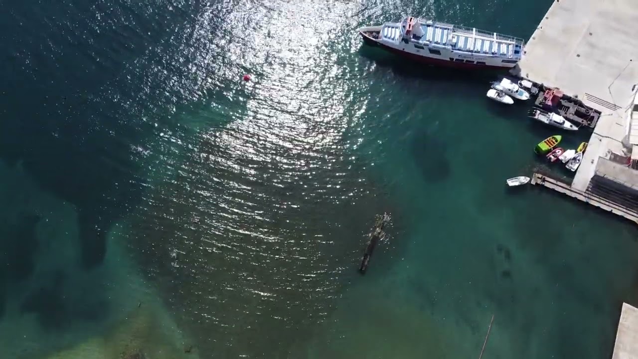 Saranda Beach. Genialny widok na miasto.2 latek samodzielnie  pływa w morzu.