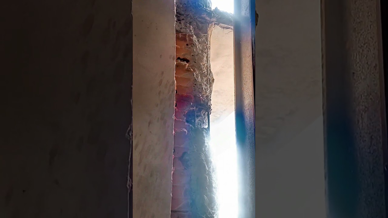 o pedreiro teve que quebrar a parede do galp&atilde;o para o serralheiro colocar o port&atilde;o articulado