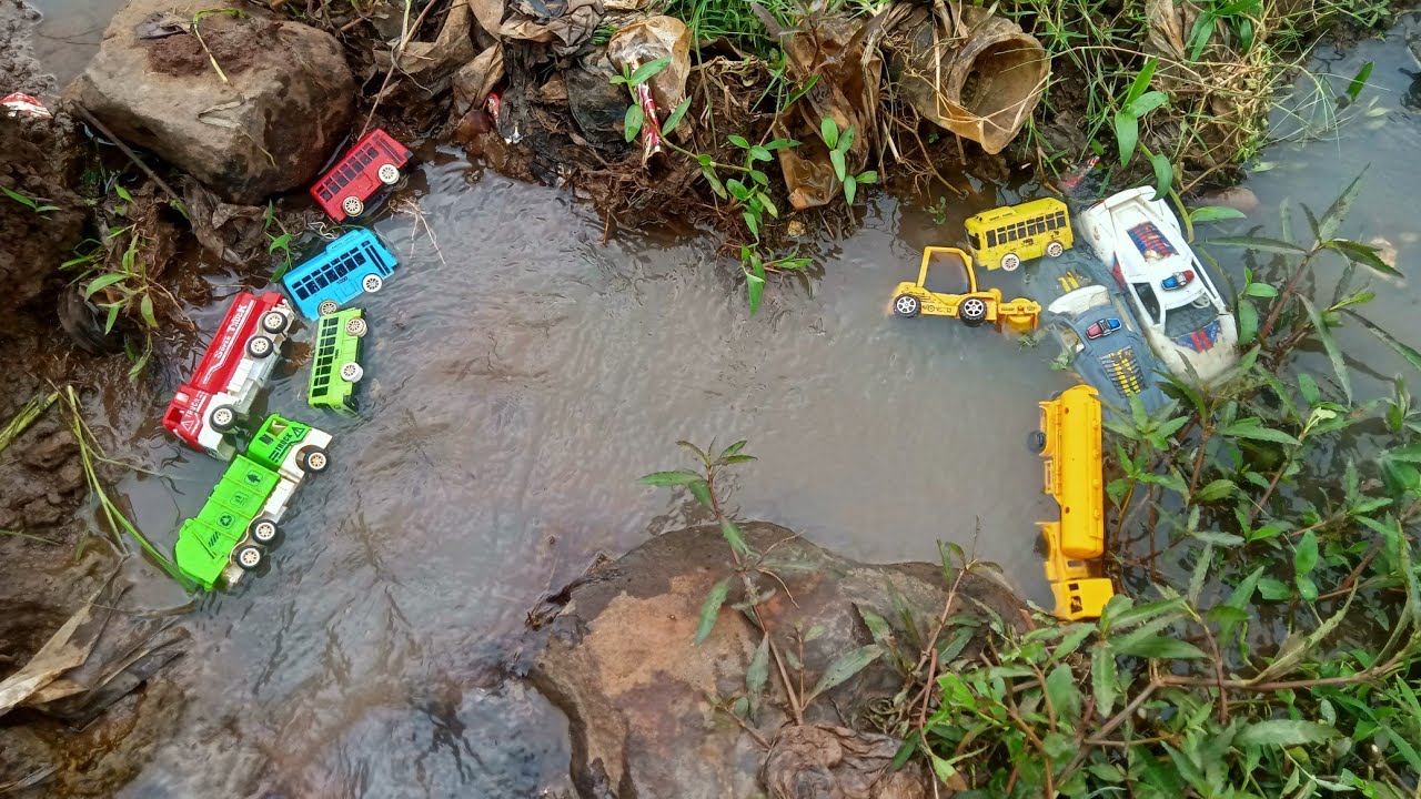 Menemukan mobil mobilan hanyut, tayo, mobil polisi, mobil tangki air, truk sampah, mobil pemadam dll