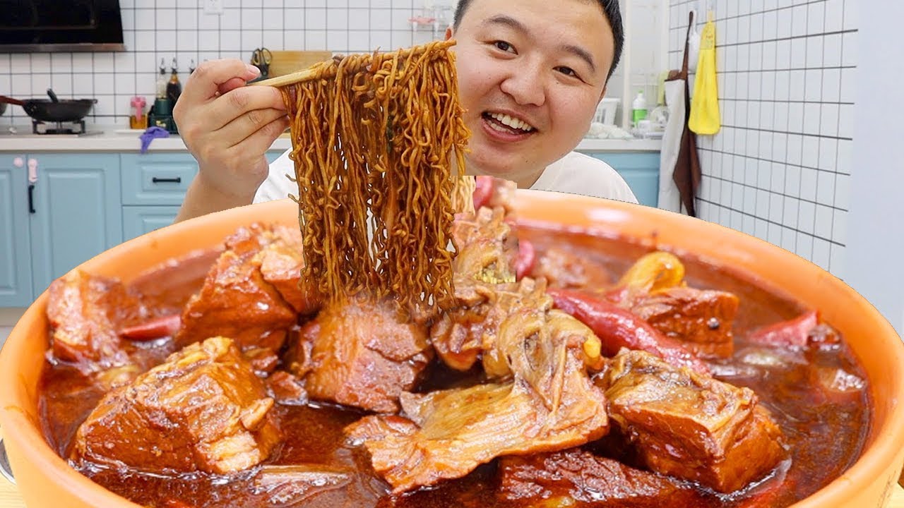 10 pounds of premium pork, and Aqiang eats some cold noodles with meat sauce, it’s super satisfying!