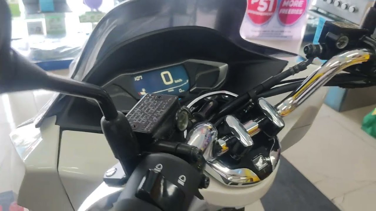 PCX 160 key activation and basic features