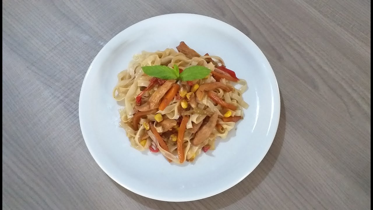 Noodles ρυζιού με κοτόπουλο