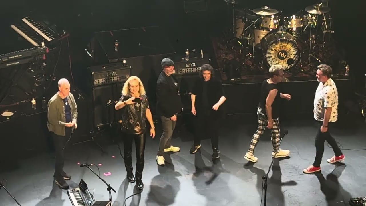 Steve Hackett ~ 22 E3 Los Endos end & outro ~ 11-21-2025 Live at The Moore Theatre Seattle, WA