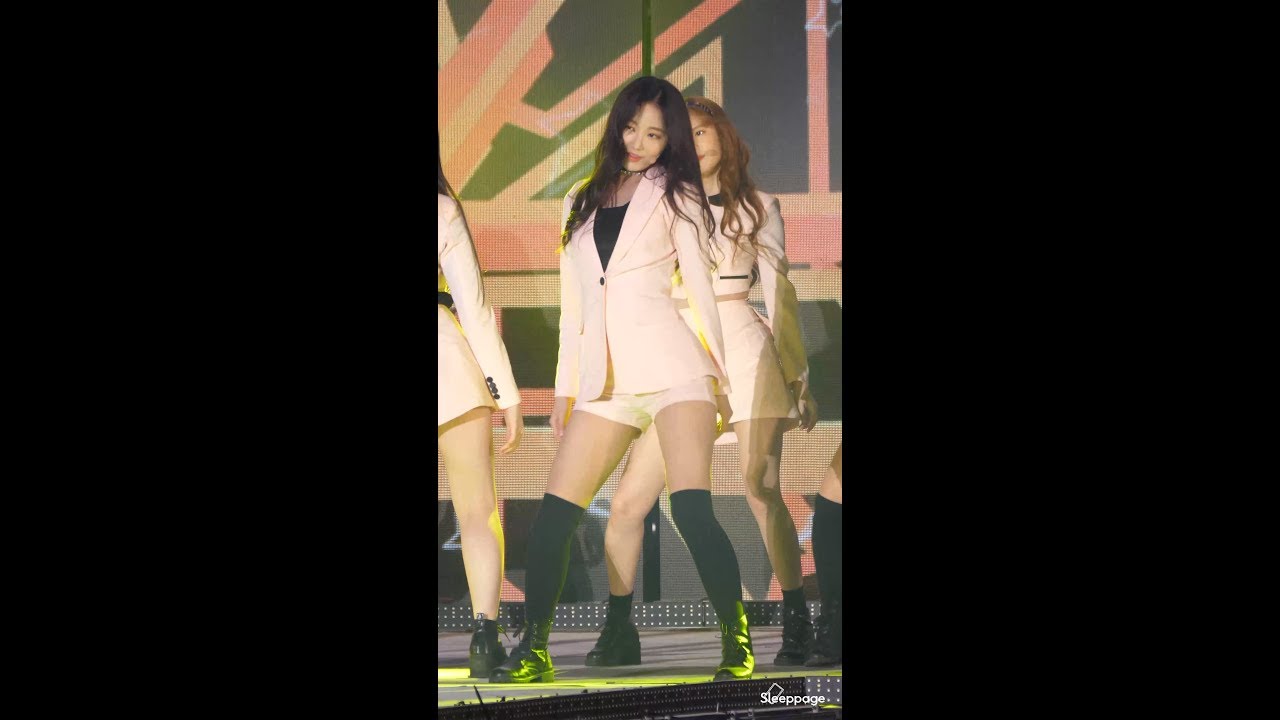 [4K] 180421 모모랜드 MOMOLAND 뿜뿜 BBOOM BBOOM 연우 Yeonwoo  정장랜드 @ 창원열린음악회 By Sleeppage