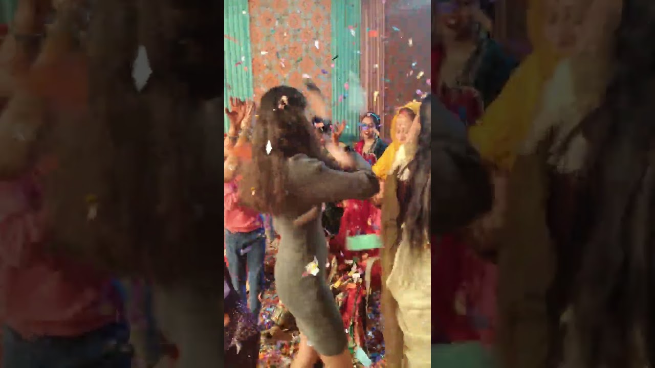 Shaadi Mein ful Masti karte hue