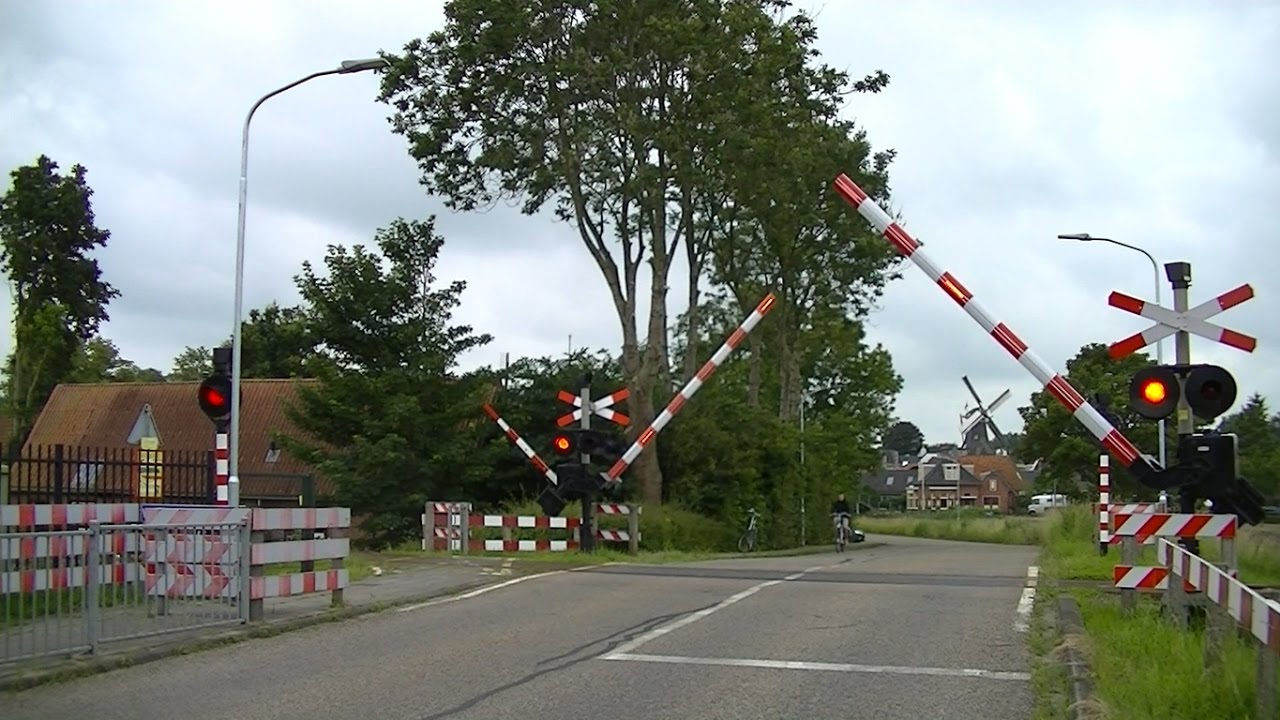 Spoorwegovergang Winsum // Dutch railroad crossing