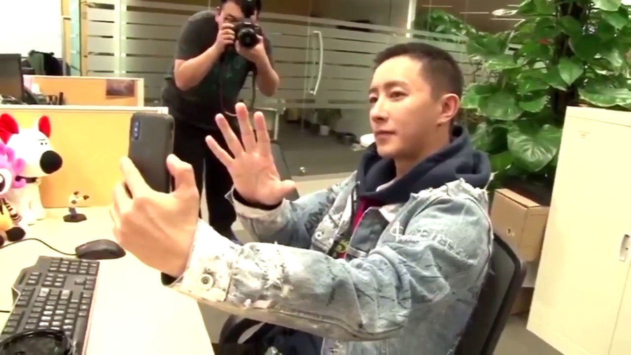 Hangeng take pictures with Super Junior pose 🖐🏻
