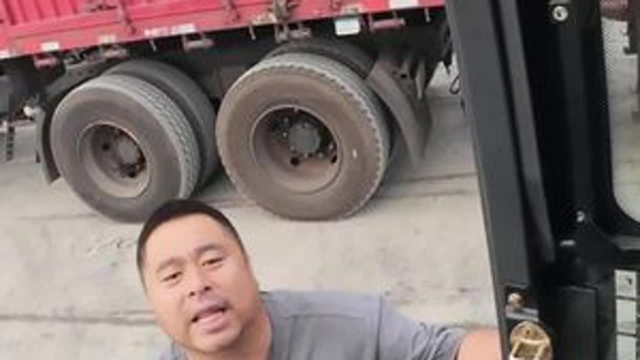 开挖机游全国 遇到东北大哥求助能帮则帮，帮助别人快乐自己明天出发承德方向 #开挖机全国游 #开挖机游全国vlog #棒棒唐开挖机游全国 #正能量 #货车司机
