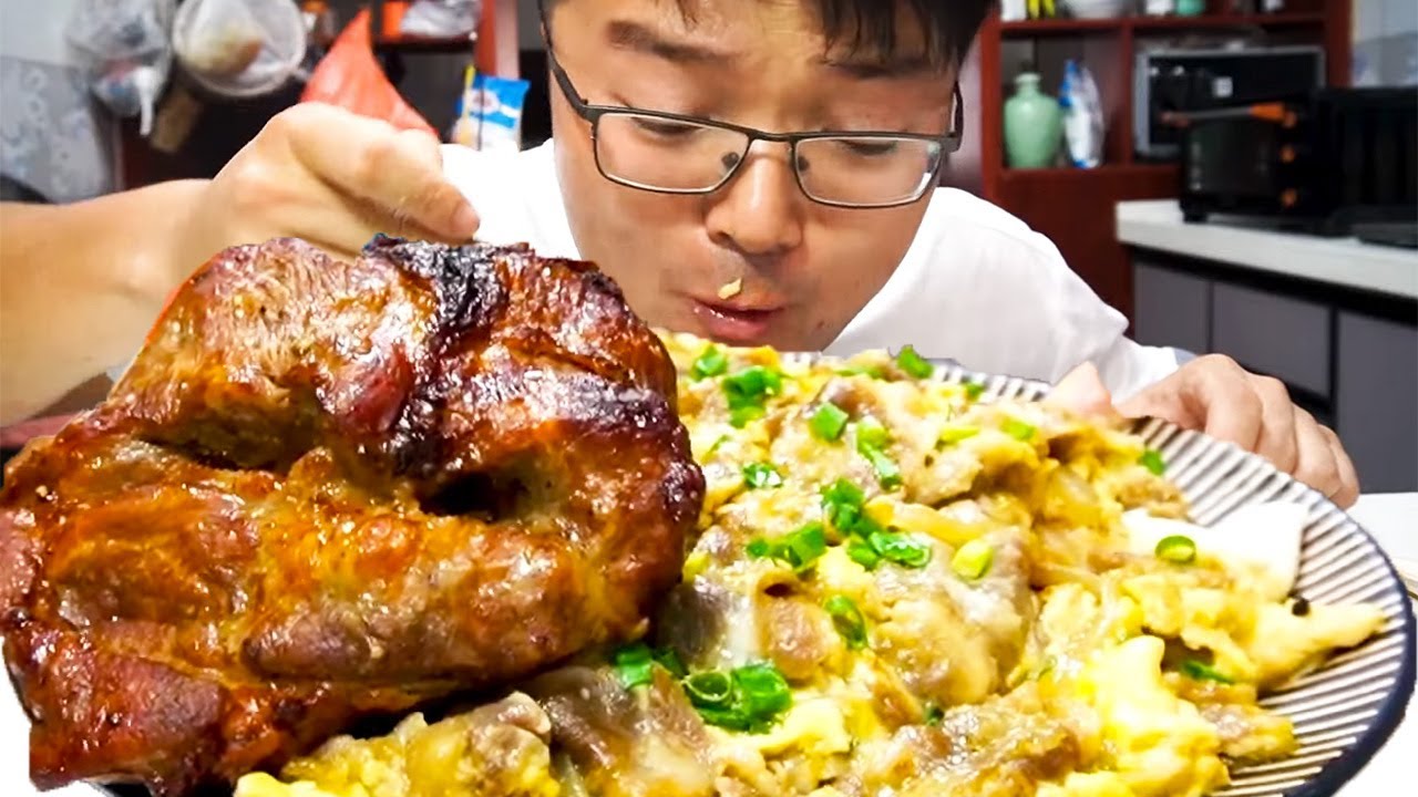 肥牛抱蛋饭配黑胡椒梅花烤肉，这也太香了，一口就爆汁了，过瘾【徐大sao】