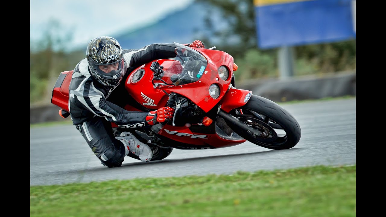VFR 400 NC30 vs Ninja 600 @ Hampton Downs