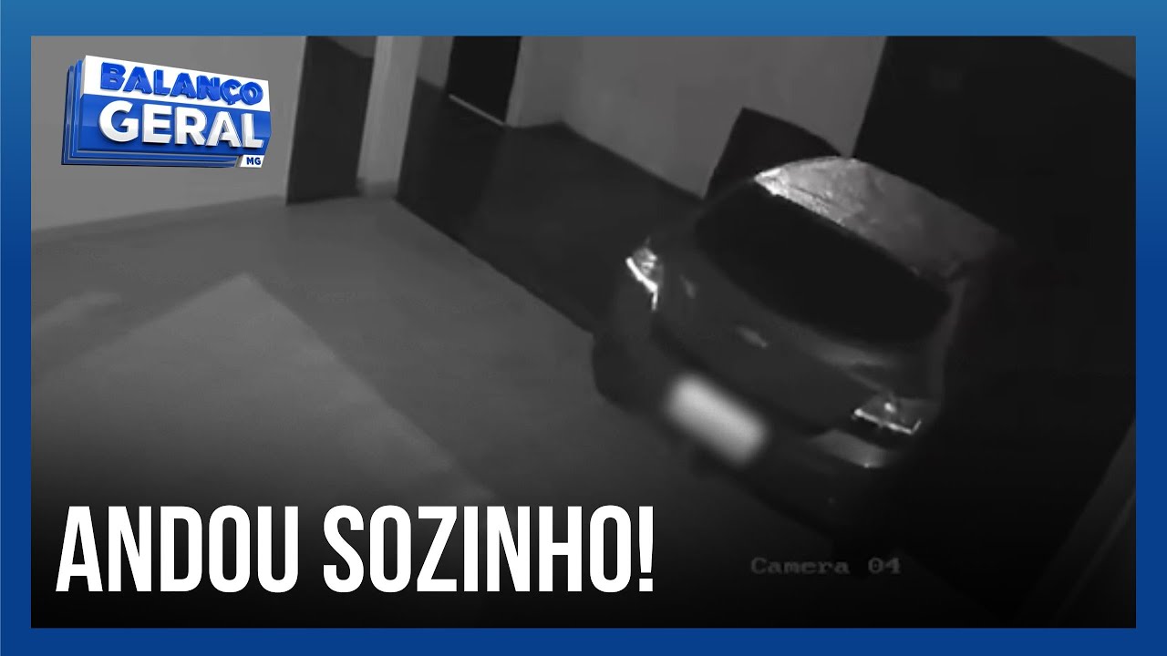 Carro move sozinho, derruba portão e vai parar na rua em Uberlândia